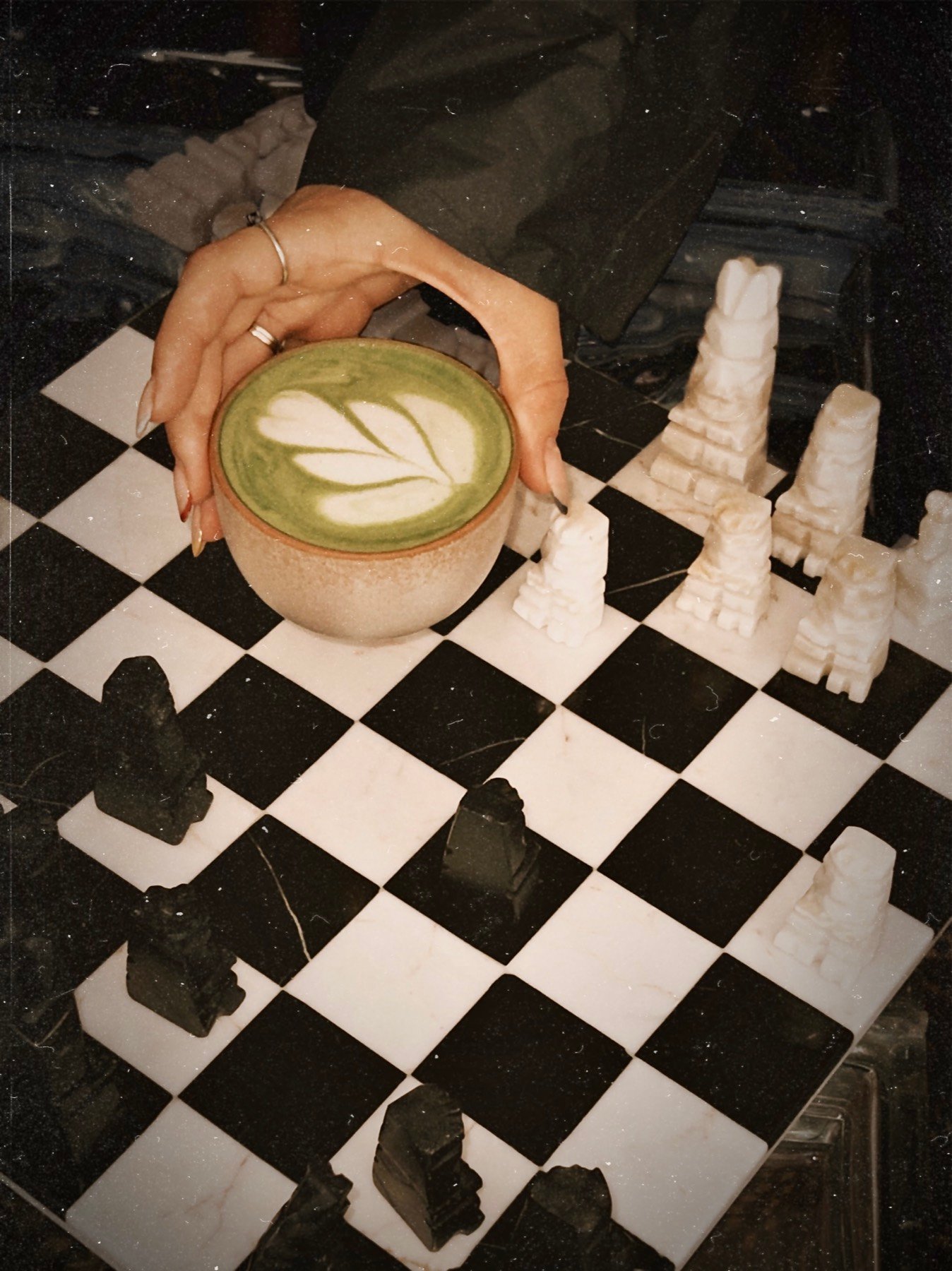 Matcha Latte mit Blatt-Latte-Art im brüh Kaffeebar Minden